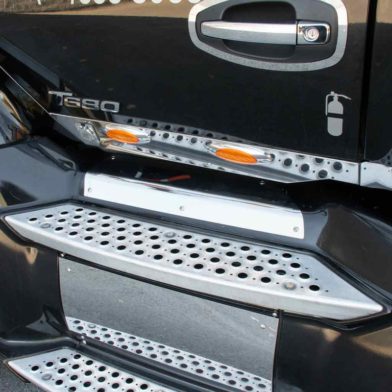 KW. T680 Front Kick Plates (All Years) – Upper Step